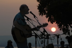 Pete Seeger performs at the 2007 Clearwater Festival Closing Ceremony. Photo by Augusto Menezes